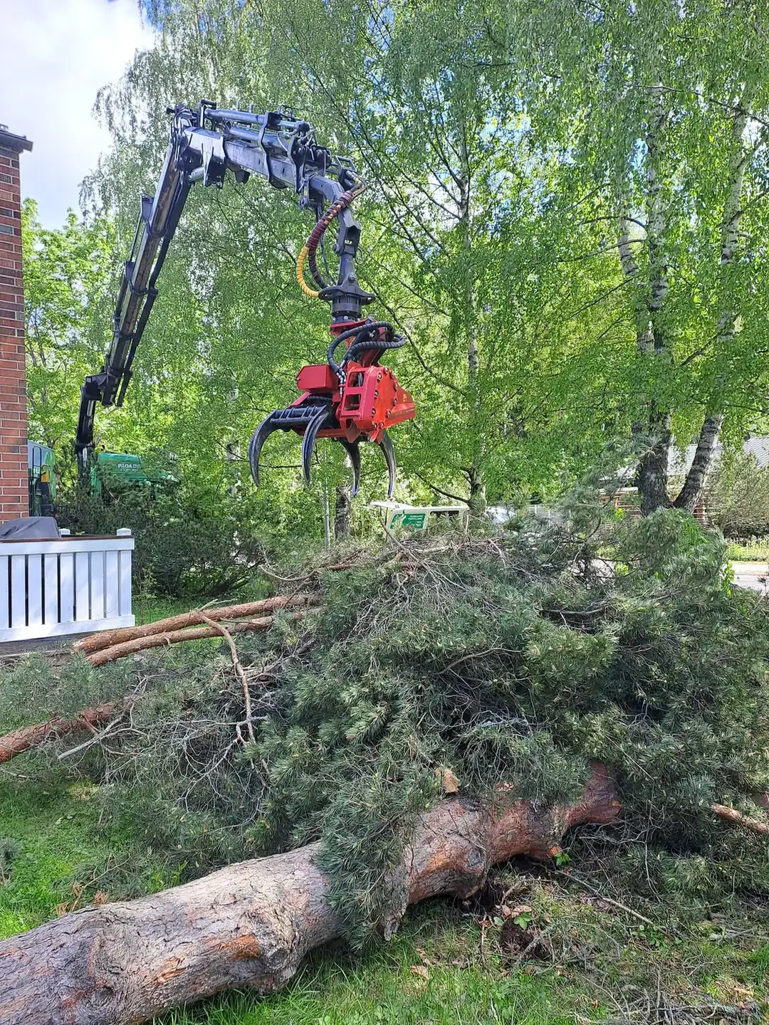 Oksien poiskuljetus Vaasassa - Jälkityöt ja pihan siistiminen